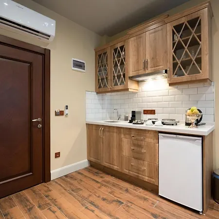 Level Suites - 202