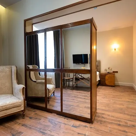 Level Suites - 202